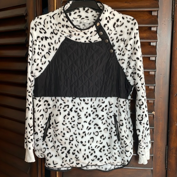 Amaryllis Tops - Amaryllis Tunic Length White Leopard Fleece Medium Top VGUC